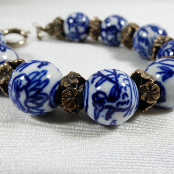 VTG White & Blue Round Porcelain beads silver tone spacers clasp bracelet 8"L - Picture 3 of 9